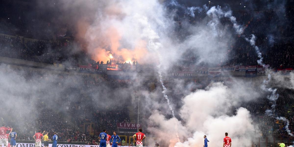 Döbbenten szemlélik a játékosok, mi történik a lelátón FOTÓ: EUROPRESS/GETTY IMAGES/CLAUDIO VILLA