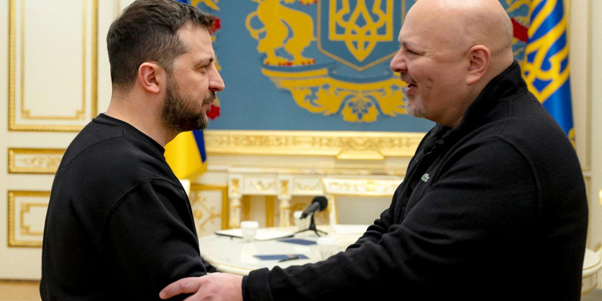 Karim Khan februárban Kijevben Volodimir Zelenszkij ukrán elnökkel tárgyalt. Moszkva szemében ez lehet a fő bűne