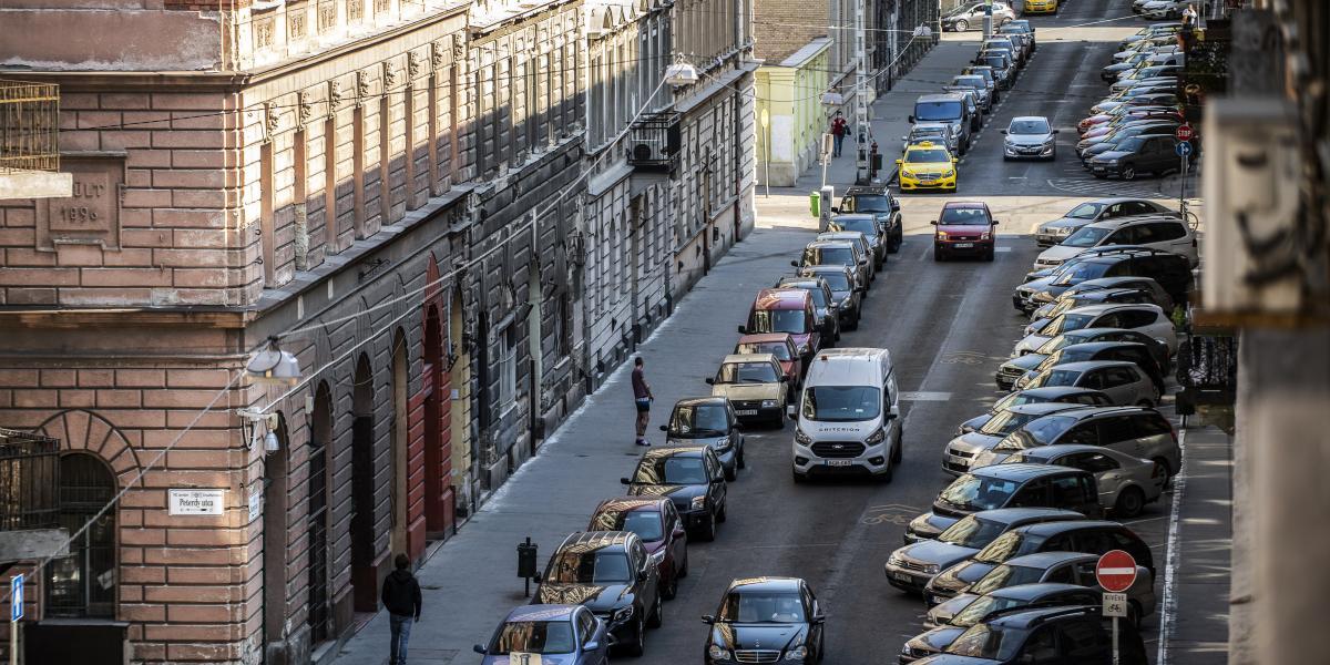 A parkolásüzemeltetés a kerületi önkormányzatok feladata, még azokon az utakon is, amelyek a Fővárosi Önkormányzat tulajdonában vannak