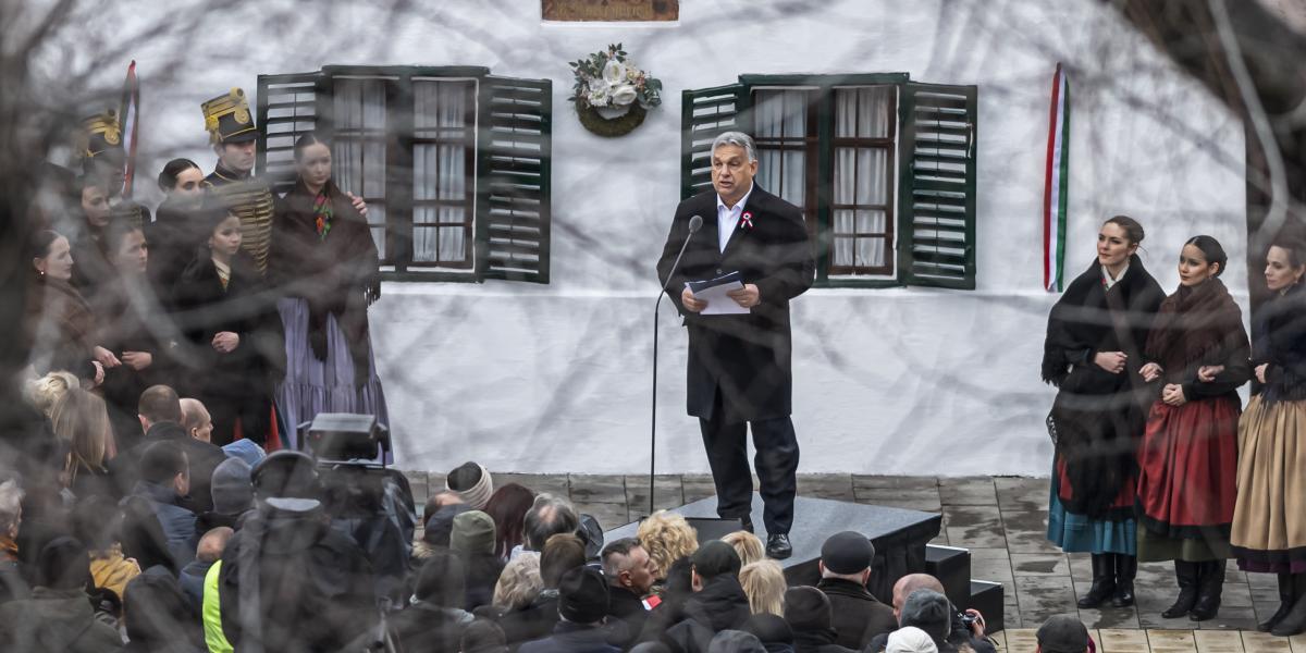 Petőfi Sándor ebben a menetben ma itt van velünk. Látjuk, ahogy fellázad, amikor idegenek akarják megmondani a magyaroknak, hogyan éljenek – mondta Orbán Viktor