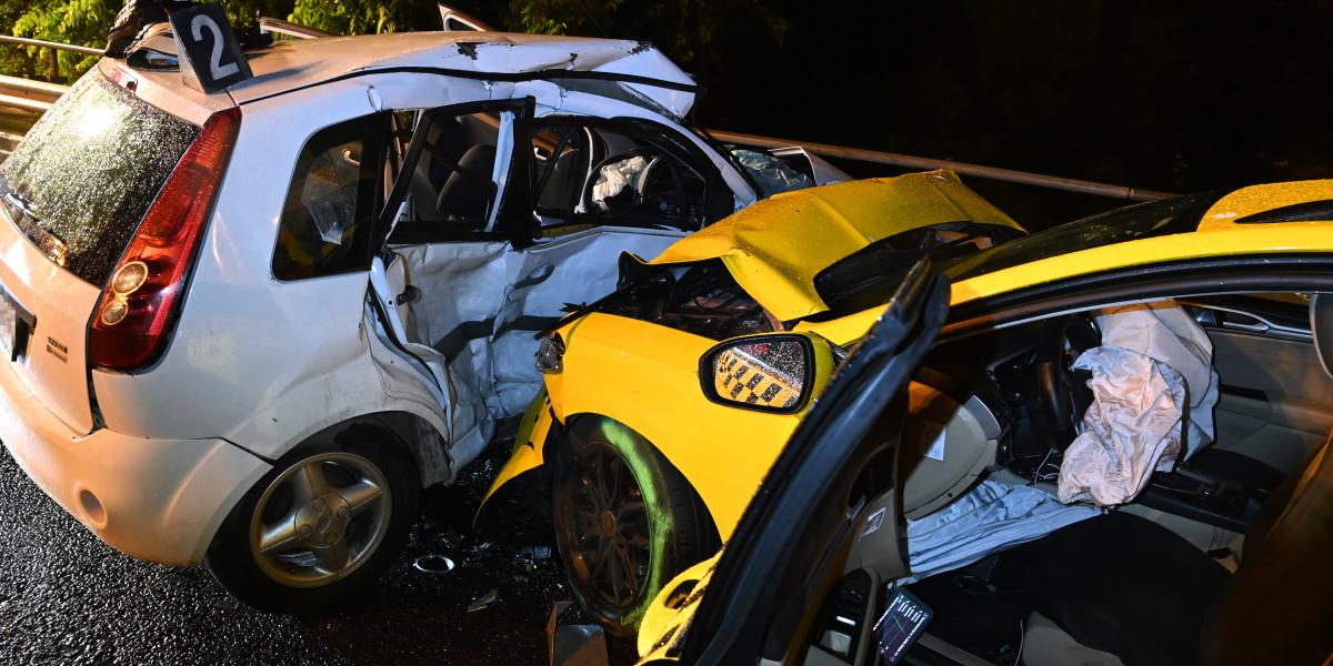 Összeroncsolódott személyautó és taxi a ferihegyi repülőtérre vezető úton, a Határ útnál