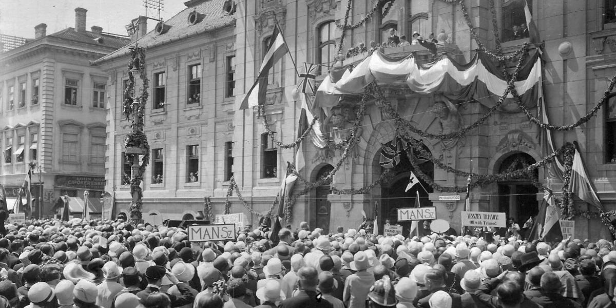 Trianon elleni tüntetés a szegedi Városháza előtt. 1920.