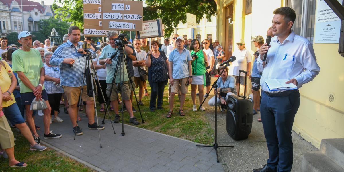 A tüntetésen, amelyen úgy százan vettek részt, a szervezők egy petíciót vittek be a Fidesz-irodába