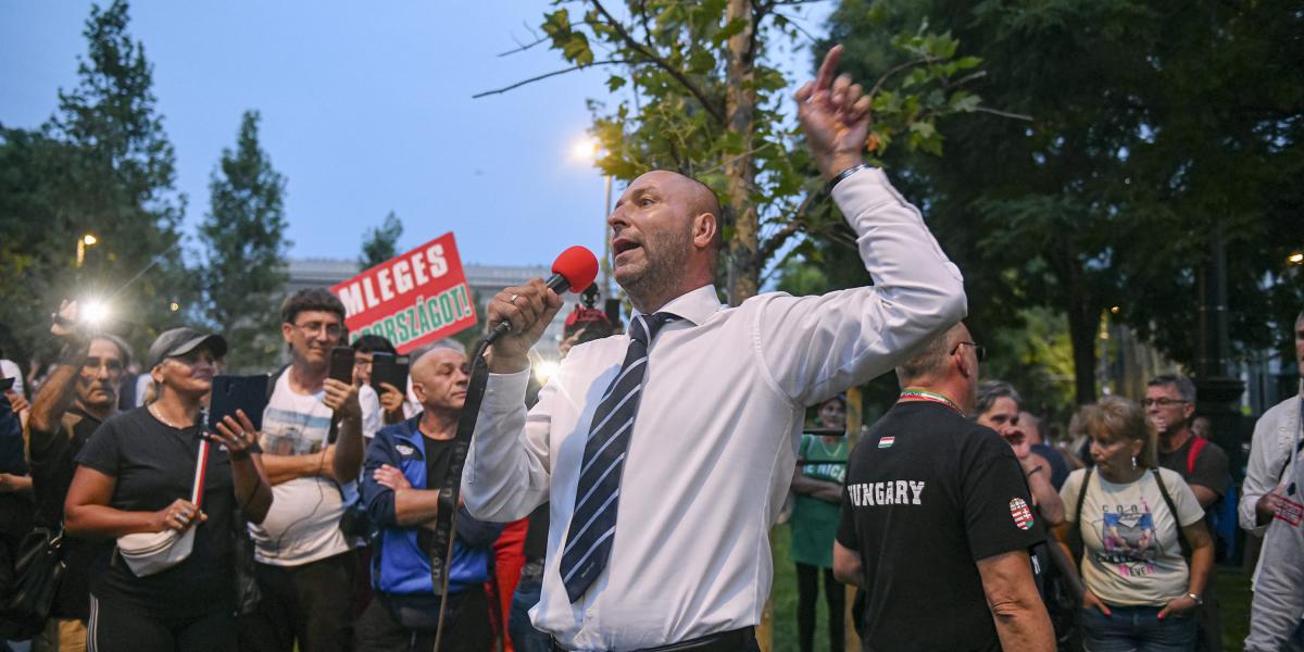 Szabó Bálint szónokol a „gazdatüntetésen”