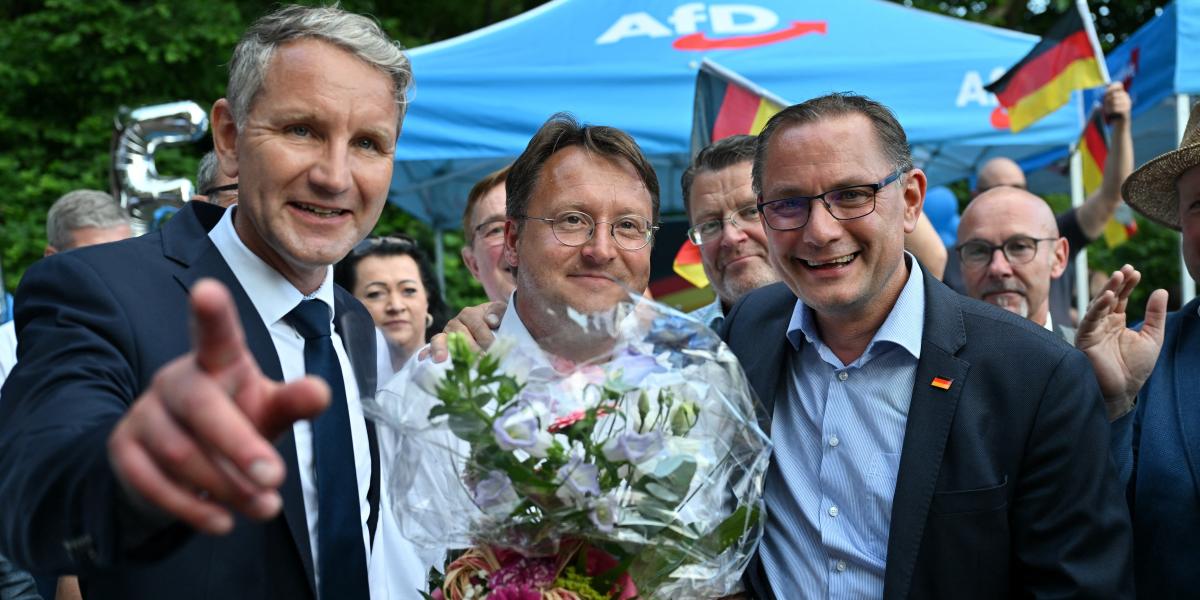 Robert Sesselmann (középen) balra Björn Höckével, jobbra pedig Tino Chrupalla AfD-elnökkel a választási győzelem után