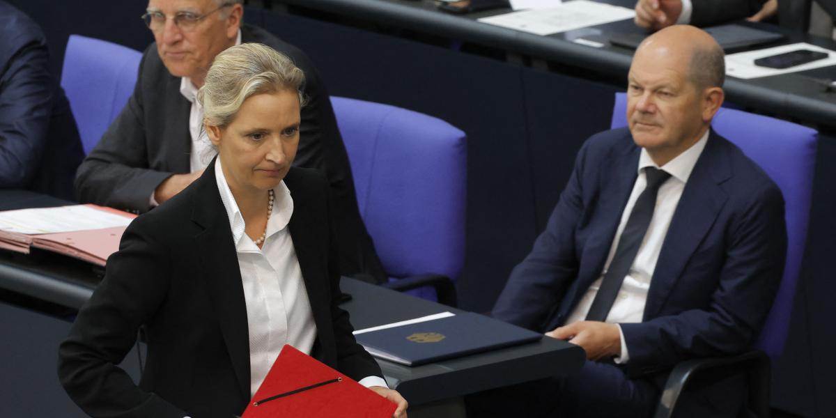 Az ultraradikális nézeteiről ismert AfD-vezető, Alice Weidel Olaf Scholz kancellár előtt halad el a Bundestagban