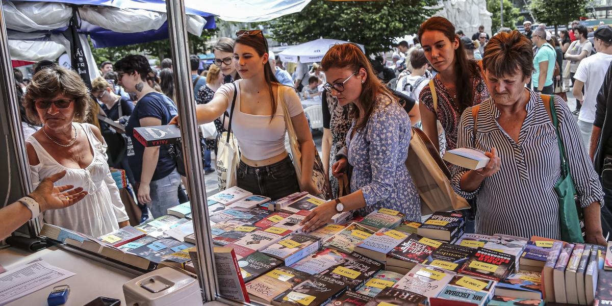 Felmerülhet: ezentúl politikai oldal szerint választunk könyvet is?