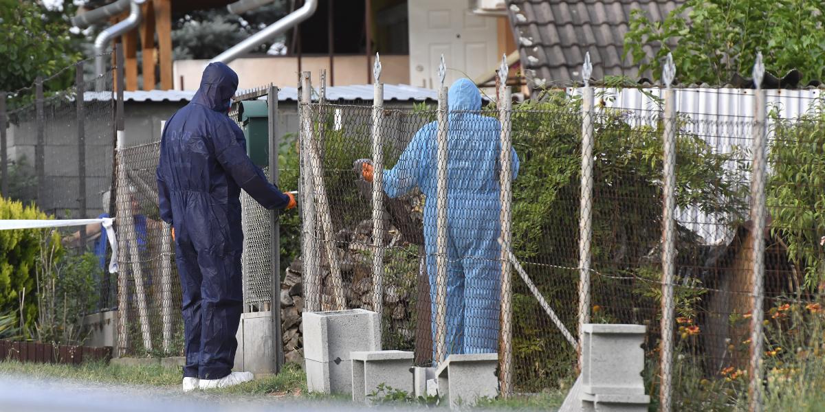 Bűnügyi helyszínelők dolgoznak az albertirsai háznál