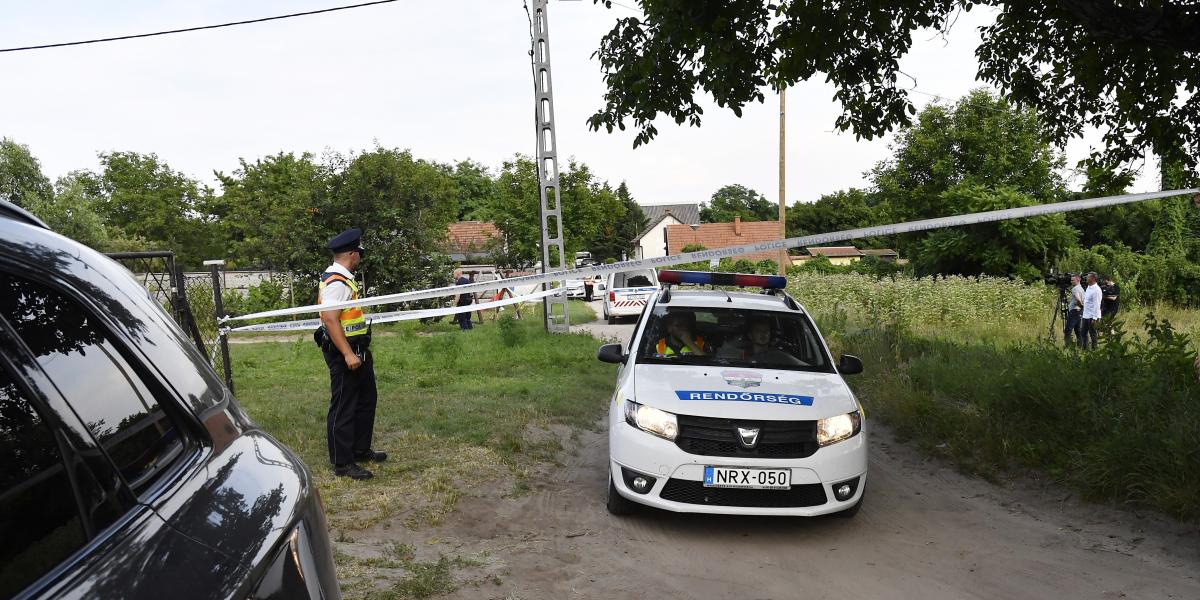 Bűnügyi helyszínelők dolgoznak az albertirsai háznál