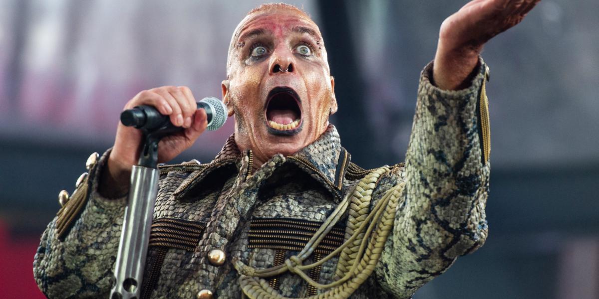 A Rammstein frontemberét, Till Linde­mannt szexuá­lis erőszakkal vádolják. Annyi bizonyos, csak idővel fog minden kétséget kizáróan kiderülni, hogy igaz volt-e a vád vagy sem