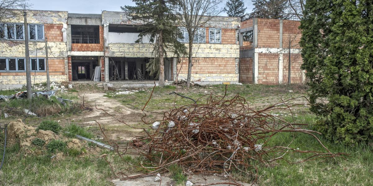 Négy éve a tanulókat a hajdani gyógyszertár épületébe, illetve a plébániára költöztették ideiglenes jelleggel