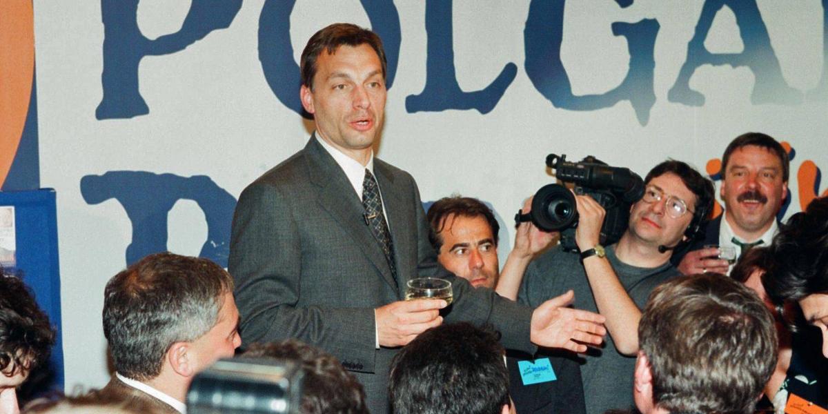 1998. május 24. Választások éjszakája, Orbán Viktor pezsgőspohárral.