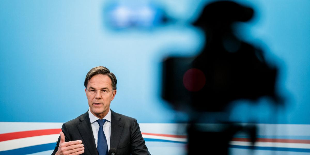 Mark Rutte holland miniszterelnök sajtótájékoztató közben 2022. november 11-én