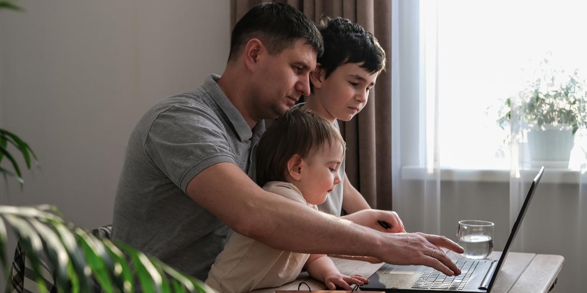  Az Egyszülős Központban jelenleg is folyó kutatás szakmai vezetője elmondta: ők is meglepődtek azon, hogy a váltott gondoskodásban nevelő apák mennyire felkészültek voltak mind a gyermekek fizikai gondozásában, mind a gyermeklélektan területén