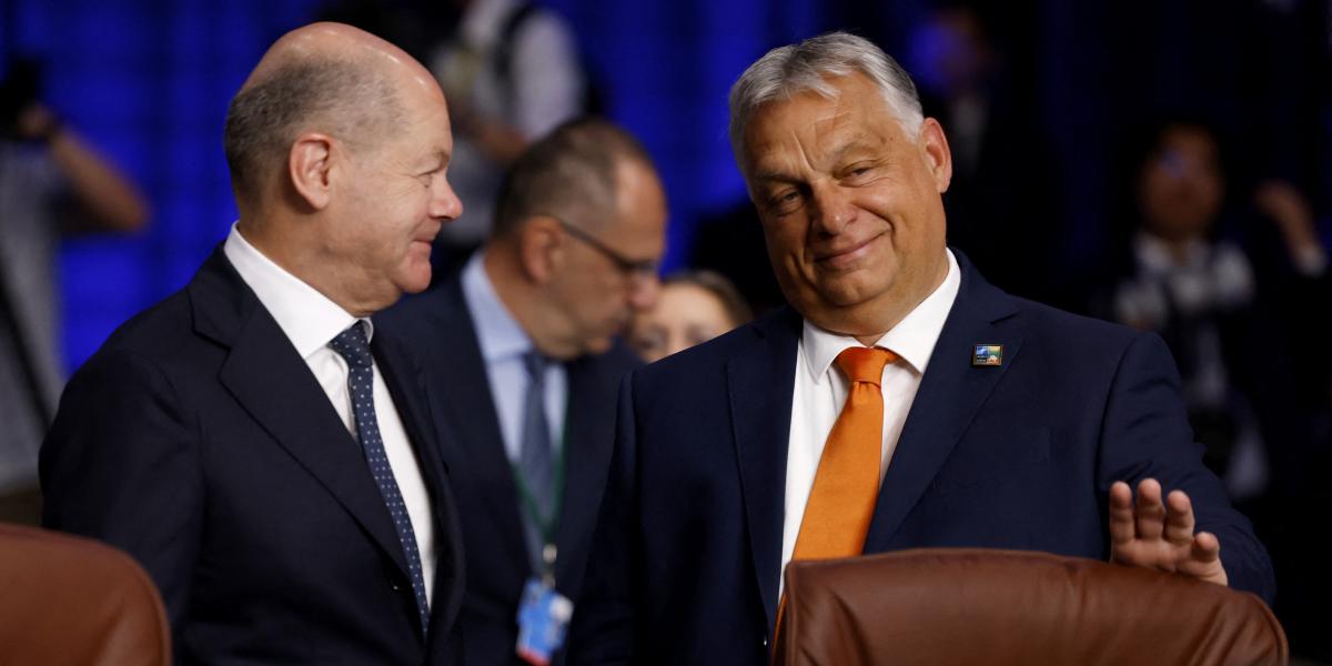 Orbán Viktor Olaf Scholz német kancellárral a vilniusi NATO-csúcson