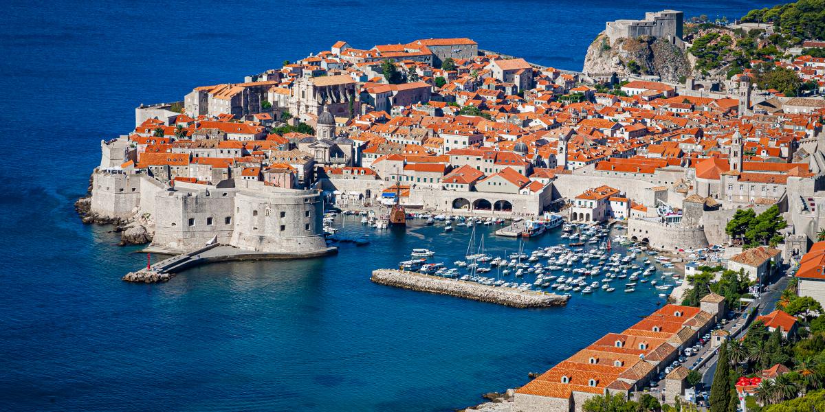 Dubrovnik, amelynek történelmi központja 1979 óta az ENSZ világörökségi listáján van, különösképpen függ a külföldi látogatóktól