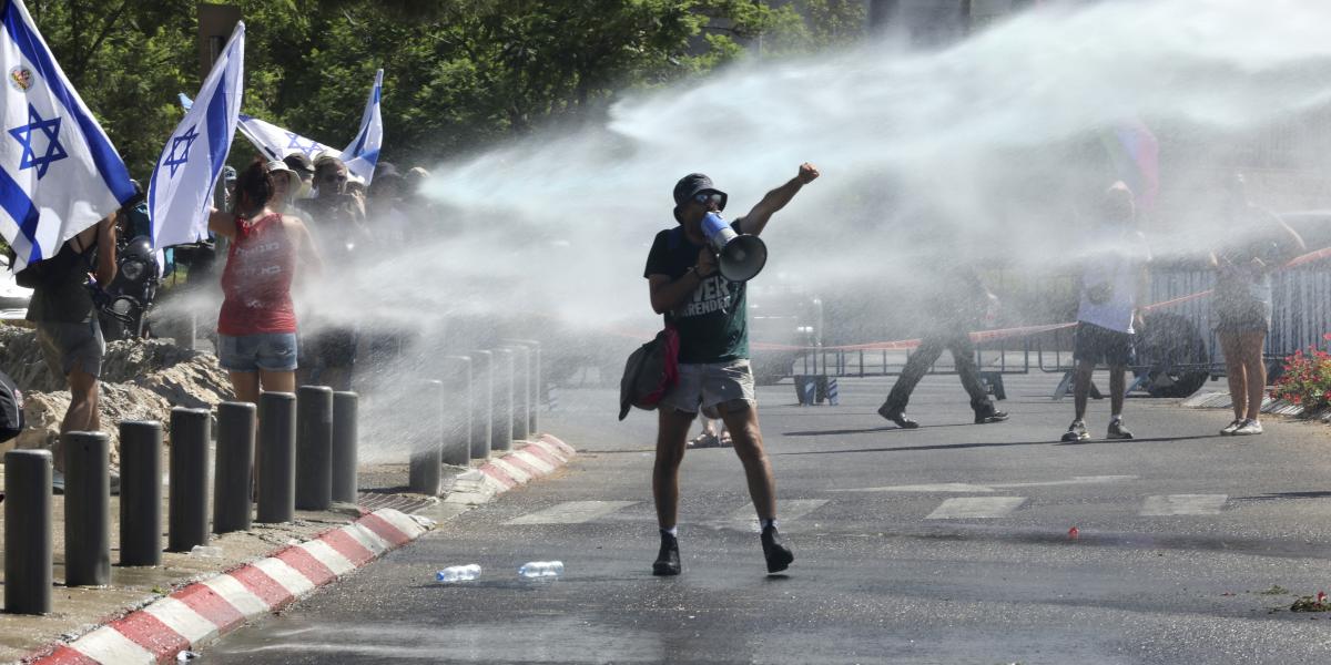 Estére egyre erőszakosabban lépett fel a rendőrség az utakat, autópályát is blokkoló demonstrálók ellen