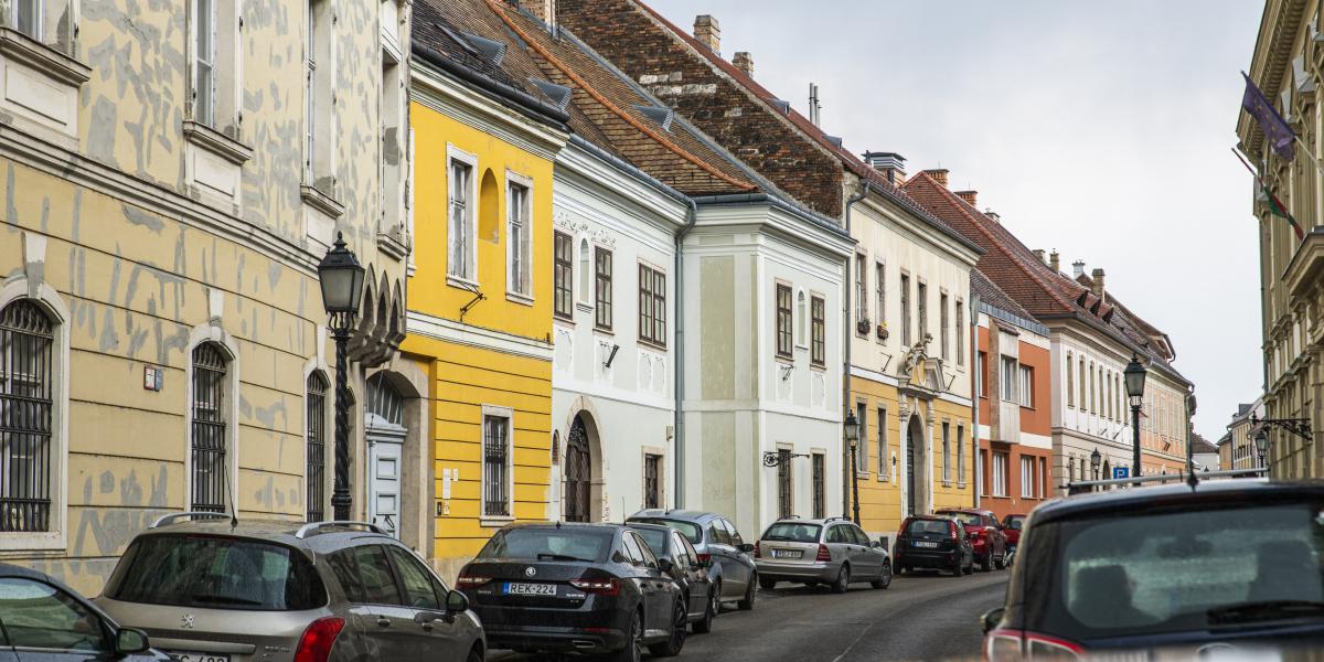 A bérlakások csak társasházi ingatlanokként adhatók el, így előbb társasházzá kell alakítani az épületeket