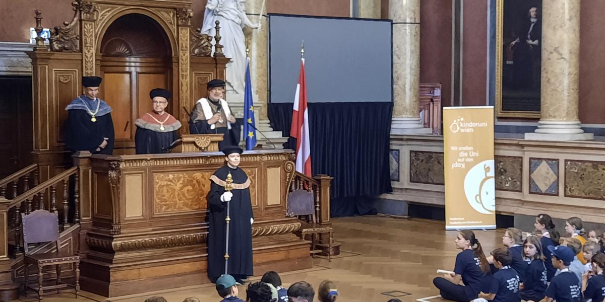 A bécsi KinderUni, vagyis a gyerekegyetem zárórendezvénye. Az egyetem 
vezetői dísztalárban vonultak be a díszteremben várakozó gyerekek elé