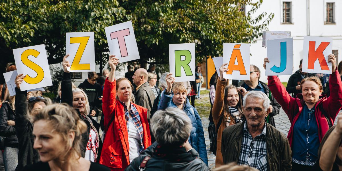 Hiába a tiltakozások, a státusztörvény gond nélkül átment a parlamenten