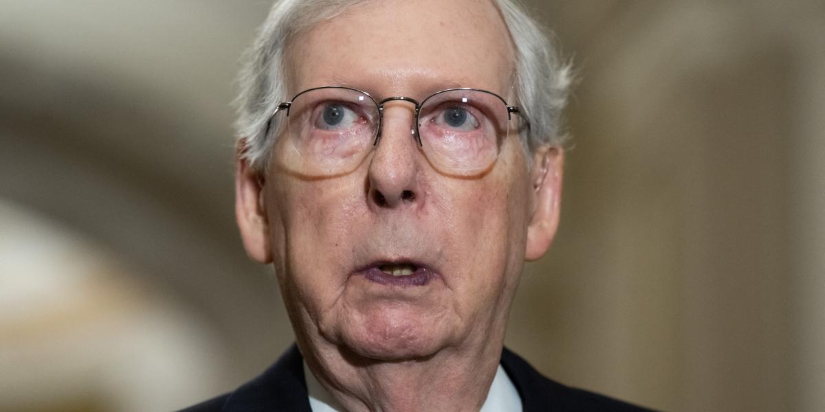 Mondat közepén fagyott le a 81 éves Mitch McConnell, a szenátus republikánus frakciójának vezetője egy múlt szerdai sajtótájékoztatón.