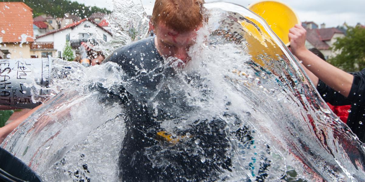 Az Ice Bucket, vagyis a jeges vízzel leöntés a veszélytelen kategóriába sorolható. Egy időben ez is népszerű volt, és nem csak a fiatalok körében