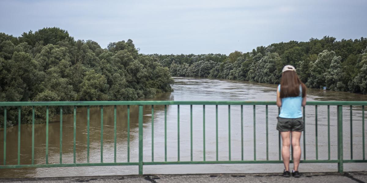 Nem veszi le senki a szemét a folyóról, amelynek partjain hozzávetőleg 15 ezer zsákot raktak le