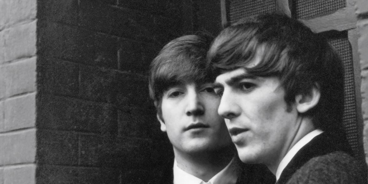 John Lennon és George Harrison, Párizs, 1964