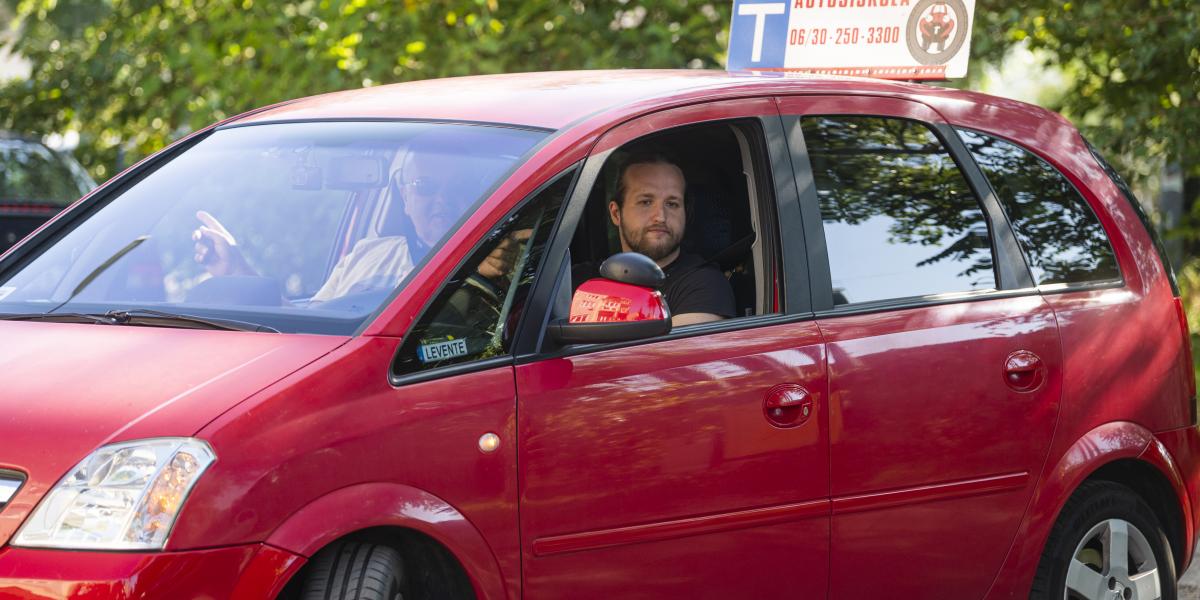 Gyakorlat teszi a mestert – meg a vaskos számlát is. Minél több az extra óra, annál többe kerül a jogosítvány