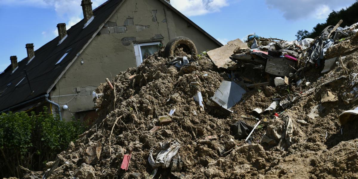 Az utcákon még mindig ott vannak a sárlavina nyomai