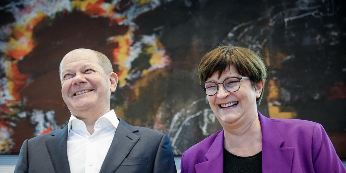 Olaf Scholz 2023 januárjában Saskia Eskennel, pártja, az SPD társelnökével