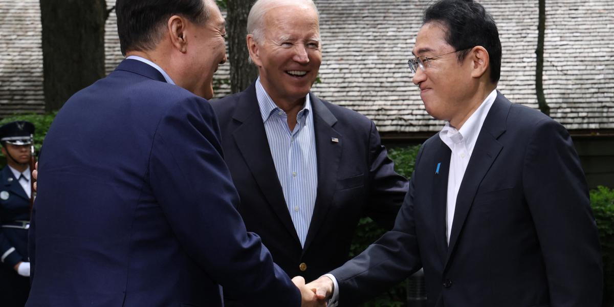 Biden a koreai elnök és a japán miniszerelnök társaságában