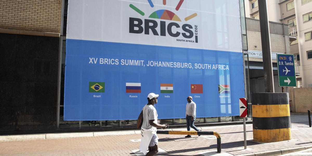 Johannesburgban úton-útfélen emlékeztetik a járókelőket arra, hogy a dél-afrikai város ad otthont a BRICS-államok csúcstalálkozójának