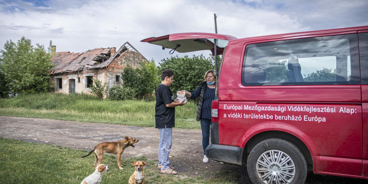 Beteget szállítanak, ételt visznek, és ami a legfontosabb: figyelnek a helyiekre a falu- és tanyagondnokok