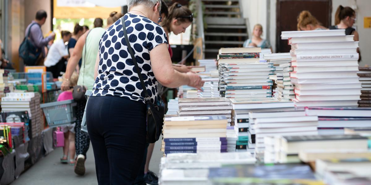 A kereskedők a meglévő raktárkapacitást figyelembe véve gazdálkodnak a könyvállománnyal