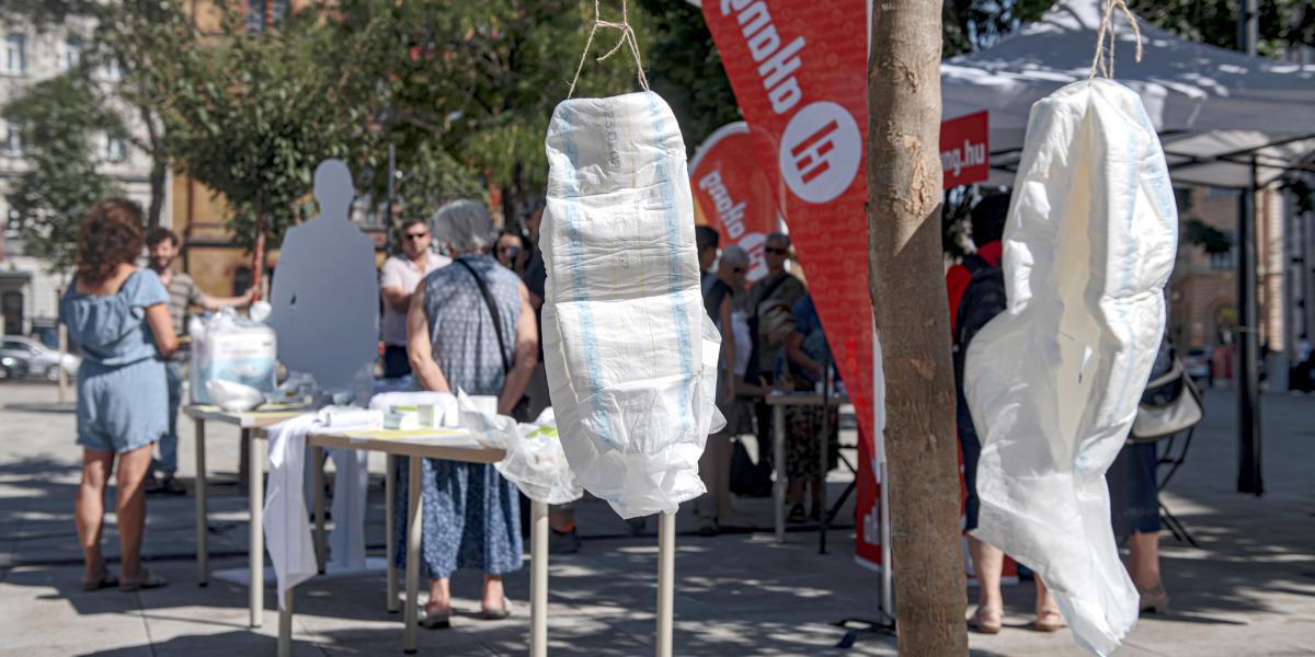 Levelekben és tárgyakkal meséltek a rokonaikat otthon gondozók a rendhagyó Blaha Lujza téri kiállításon. Volt, aki pelenkával üzente: három csomag fogy belőle náluk, de támogatás nincs