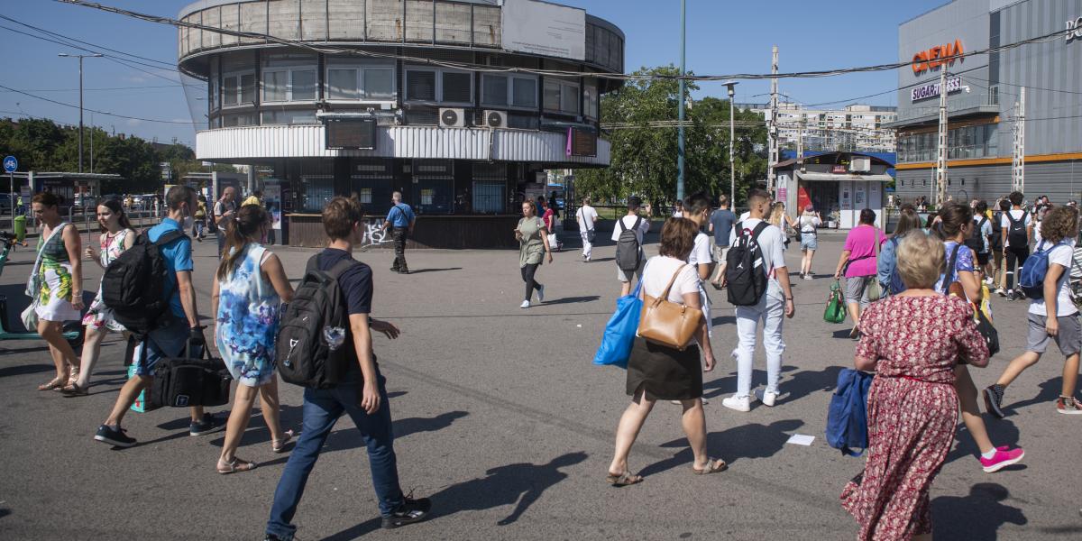 Sokan szavaznak arra, hogy a zöldítés jegyében fűvel-fával ültessék tele az Örs vezér terét