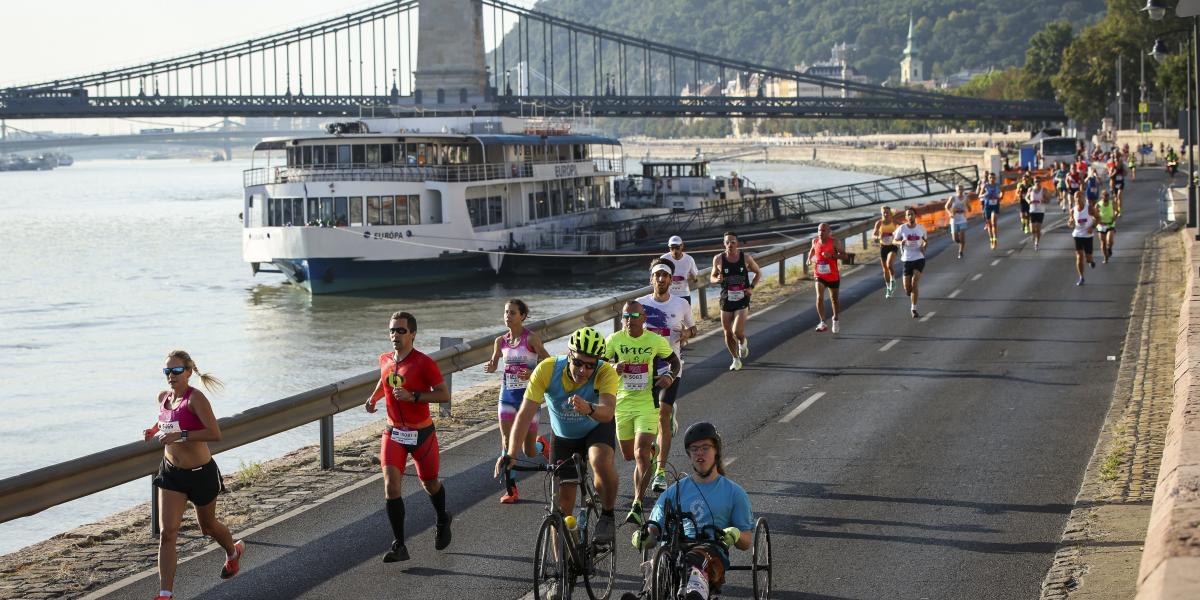 A Wizz Air Budapest félmaraton mezőnye a budai Sztehlo Gábor rakparton 2023.szeptember 10-én