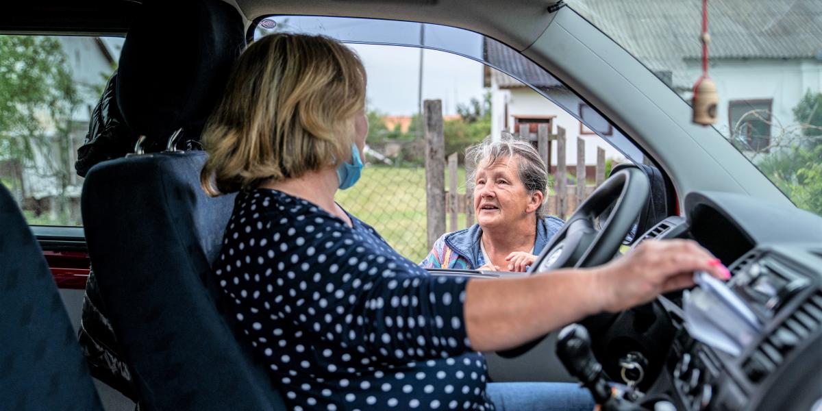 Ételszállítás a Hortobágy környéki falvakban. Sok helyen ma már személyszállítást is vállalniuk kell a közösségi közlekedés helyett