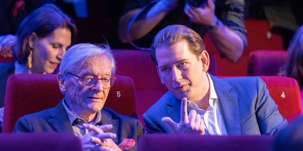 Sebastian Kurz, aki magánpénzkből készíttetett magáról egy saját szájíze szerinti ellenportréfilmet, Wolfgang Schüssel korábbi néppárti kancellár társaságában nézte meg az alkotást