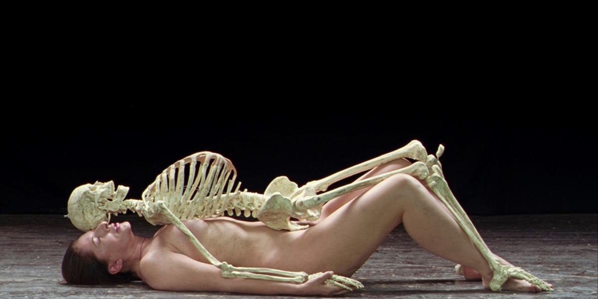 A 2002-ben megtervezett Nude with Skeleton. Hátukon fekvő meztelen testekre csontvázak nehezednek