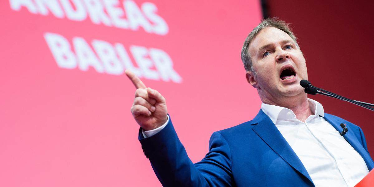 Andreas Babler, az SPÖ elnöke meglepettnek látszott, amikor a fülébe súgták a hírt a Sora-anyag nyilvánosságra kerüléséről