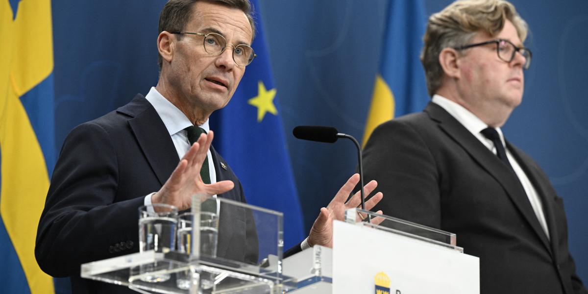 Ulf Kristersson miniszterelnök (balra) Gunnar Strömmer igazságügyi miniszter oldalán tett bejelentést a döntésről