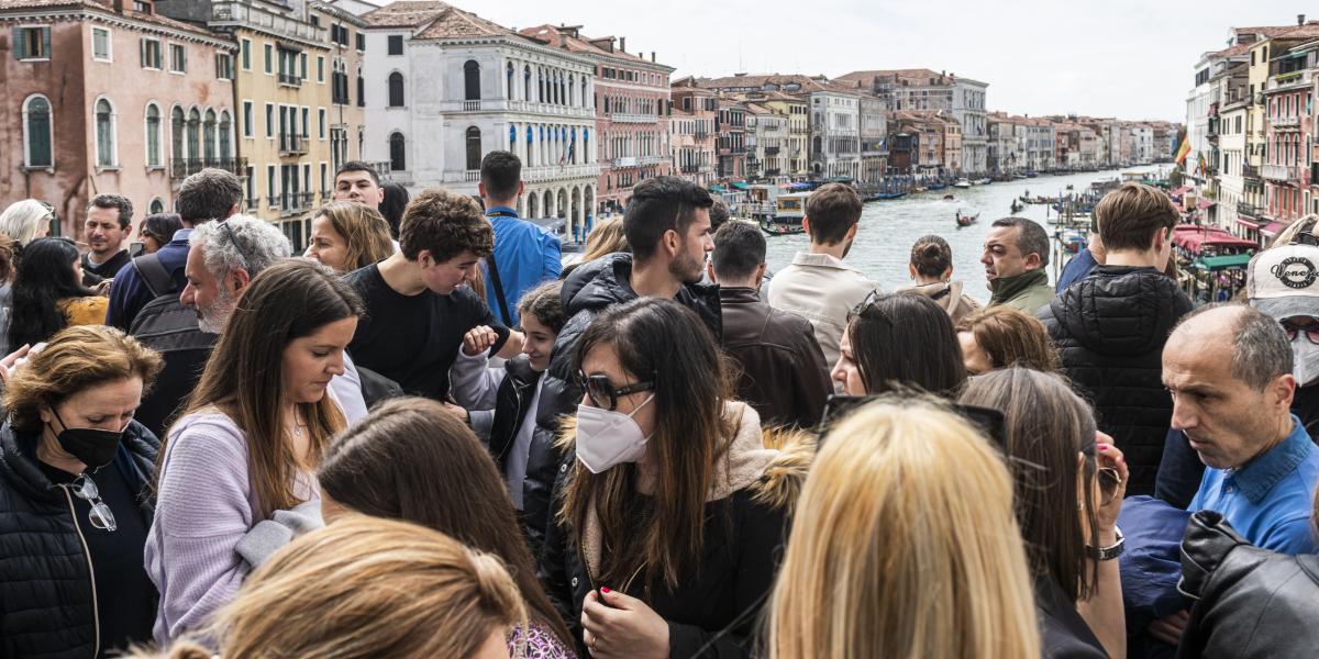 Turisták áradata a Canal Grandénál