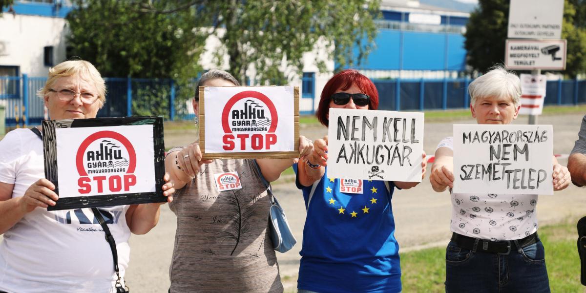 Tüntetők a dél-koreai cég bátonyterenyei üzeménél, ahol tavaly júliusban történt robbanás