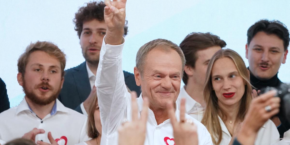 Donald Tusk vasárnap este a győzelem jelével