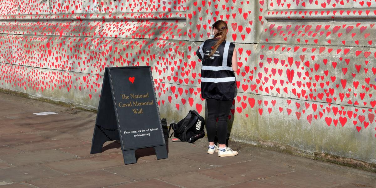 A Nemzeti Covid-emlékfal Londonban. A vörös szívek a járványban elhunytakra emlékeztetnek