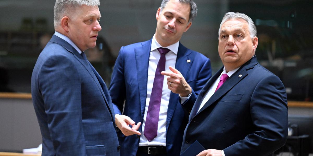 Orbán Viktor a brüsszeli EU-csúcson a szlovák és belga kollégájával, Robert Ficóval (balra) és Alexander van der Croo-val