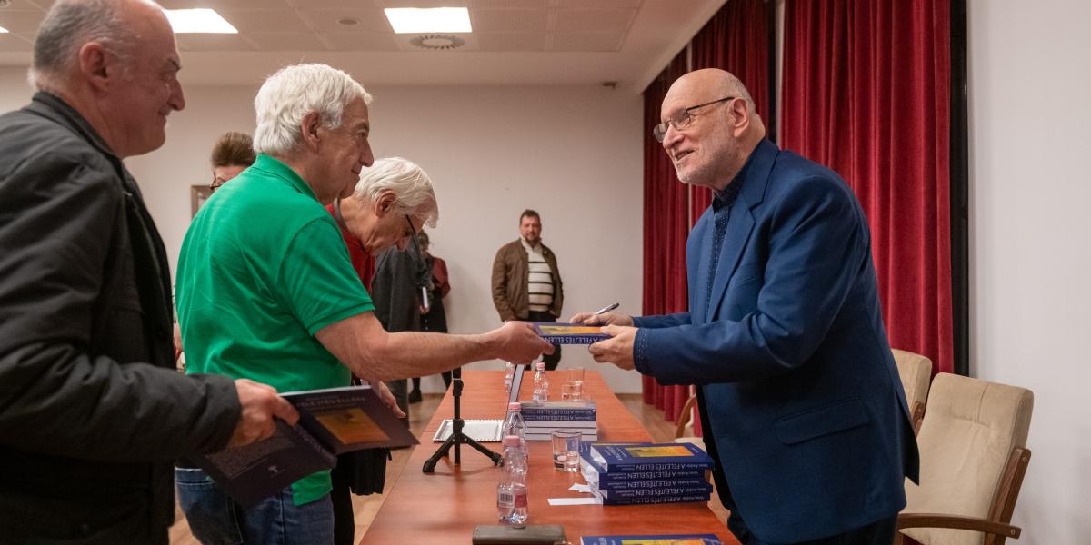 Veres András dedikált is a könyvbemutató végén