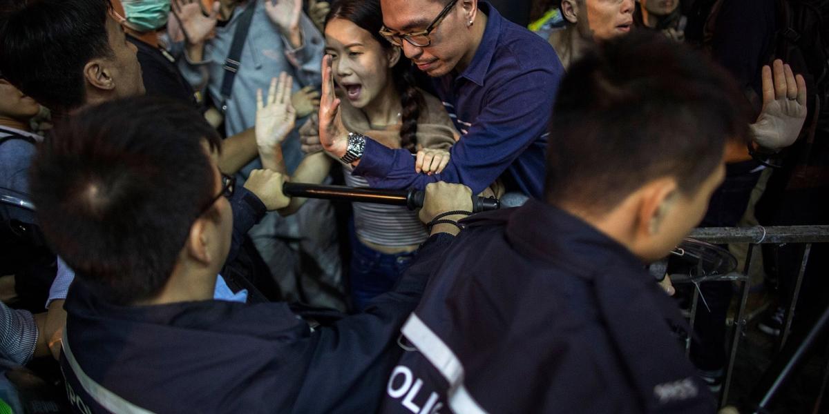 Diáktüntetők lépnek fel a rendőrök ellen Hongkongban. FOTÓ: Getty Images